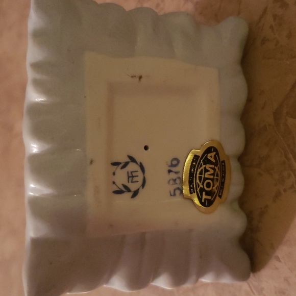 Vintage nursery gift, baby boy on cushion,  porcelain figurine - Picture 5 of 5